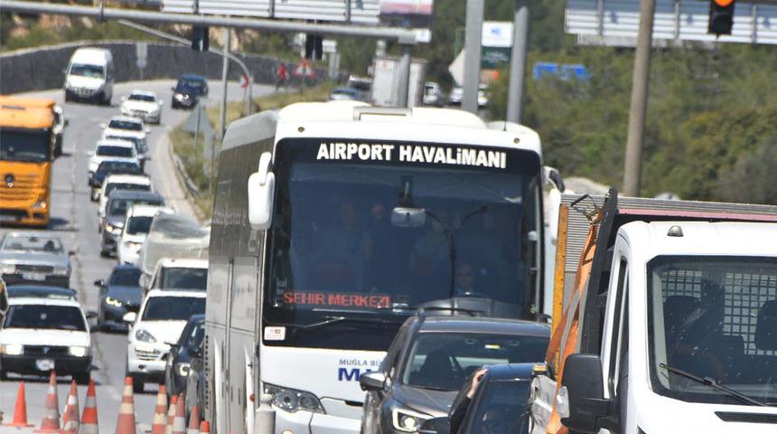 Bayram arifesinde o bölgeye tatilci akını! Gece yarısından itibaren 15 bin araç giriş yaptı... 