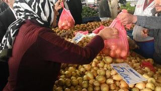 Belediye, pazarcı esnafıyla anlaştı! Kuru soğan 5 lira oldu... Vatandaşlar akın etti