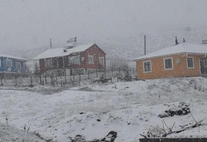 Sivas'ta yüksek kesimlere kar yağdı! Nisan ayında her yer beyaza büründü