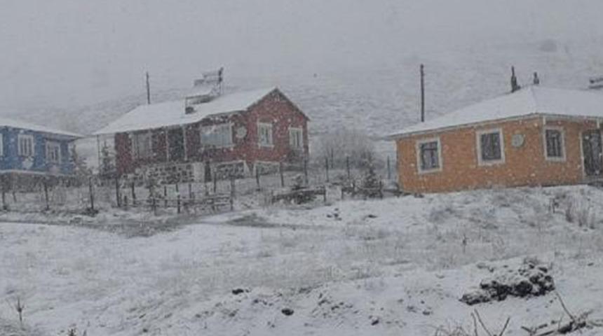 Sivas'ta yüksek kesimlere kar yağdı! Nisan ayında her yer beyaza büründü