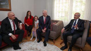 Kemal Kılıçdaroğlu, Memur Teoman'ı İzmir'deki evinde ziyaret etti: Aldığı maaşın hakkını veren kişilere ihtiyacımız var