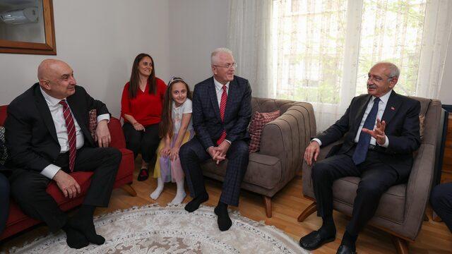 Kemal Kılıçdaroğlu, Memur Teoman'ı İzmir'deki evinde ziyaret etti: Aldığı maaşın hakkını veren kişilere ihtiyacımız var