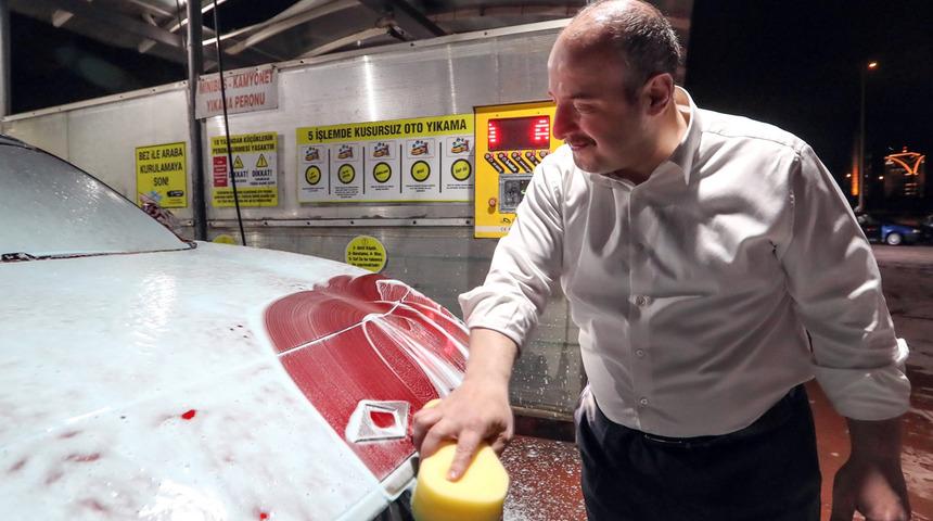 'Bayram temizliği' notuyla paylaştı! Bakan Varank Togg'u yıkadı