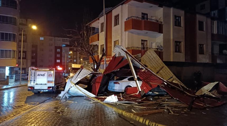 Bitlis'te fırtınadan uçan çatı parçaları araçlara zarar verdi