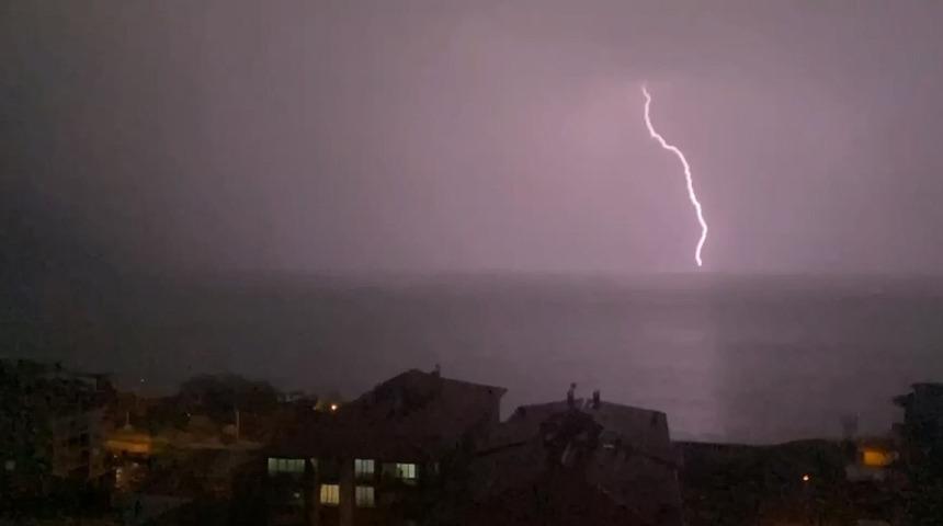 Van Gölü’ne düşen şimşekler geceyi gündüze çevirdi