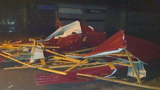 Ağrı'da fırtına iş yerlerinin çatısını uçurdu