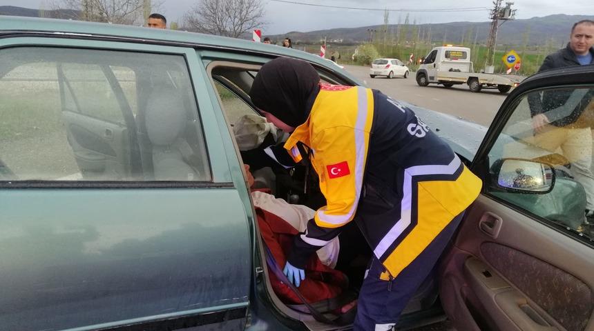 Çorum'da iki otomobilin çarpıştığı kazada 5 kişi yaralandı