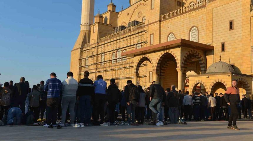 Kahramanmaraş’ta deprem sonrası ilk bayram namazı