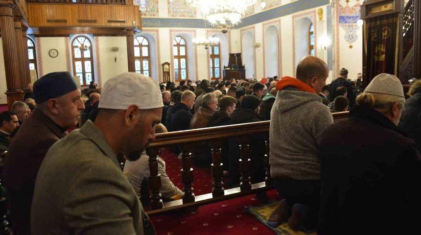 Kocaeli’de vatandaşlar bayram namazı için camileri doldurdu