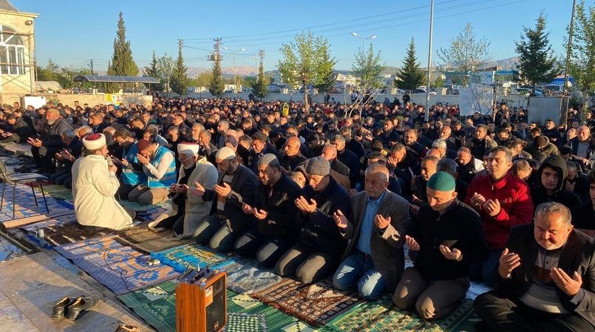 Deprem bölgesi Adıyaman’da bayram namazında eller semaya kalktı