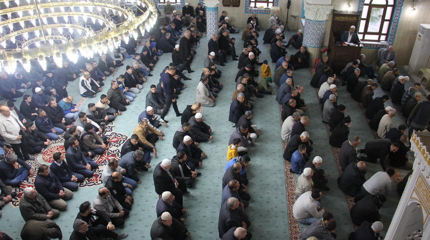 Deprem bölgesindeki 3 ilde bayram namazı kılındı