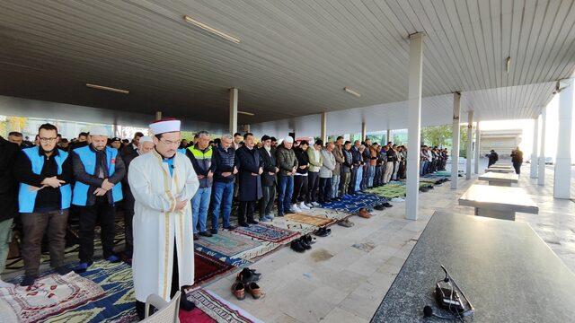 malatyada-namaz-sonrasi-mezarlikta-buruk-bayram_1482_dhaphoto4