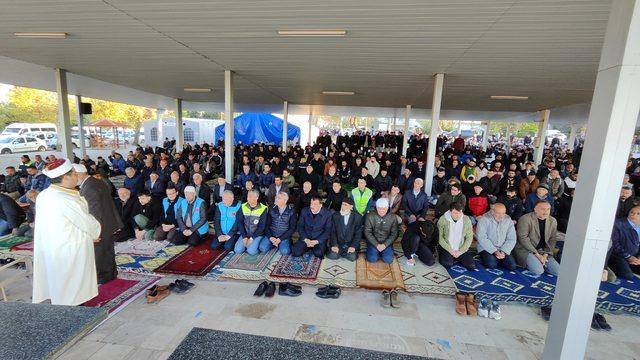 malatyada-namaz-sonrasi-mezarlikta-buruk-bayram_1482_dhaphoto2