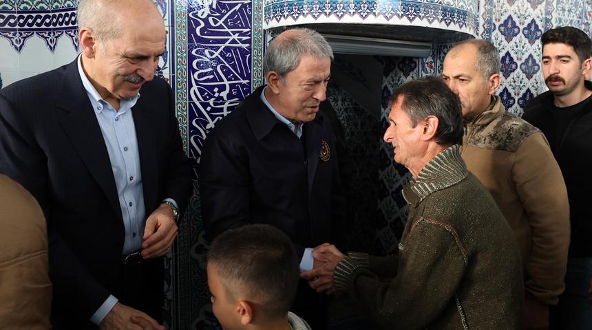 Bakan Akar bayram namazını Hatay'da kıldı: Bütün imkanlarımızı seferber ettik