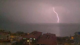 Geceyi gündüze çevirdi! Hem korkuttu hem de hayran bıraktı... O anlar kamerada