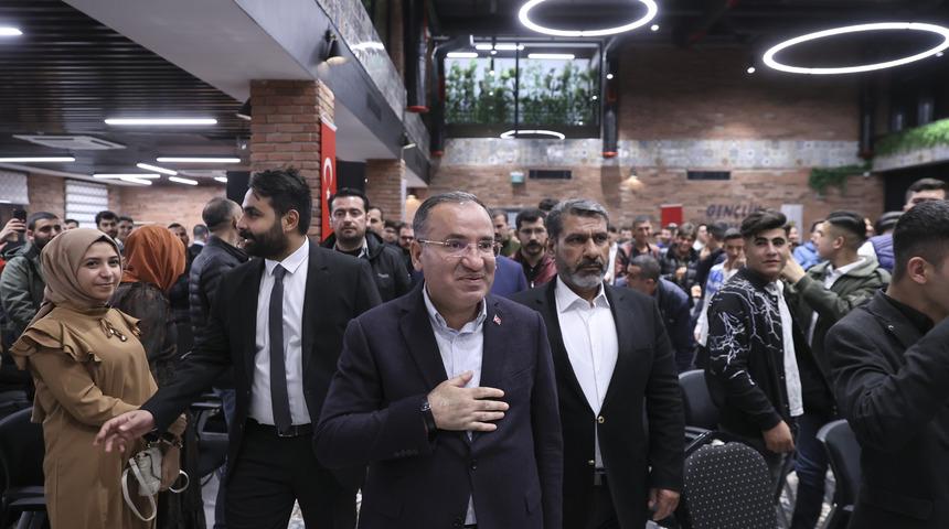 Adalet Bakanı Bozdağ, Şanlıurfa'da gençlerle bir araya geldi: