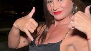 Sosyal medya fenomeni Francia James, süper mini elbisesi ve topuklu ayakkabılarıyla basketbol oynadı