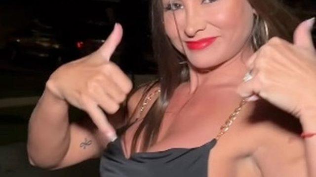 Sosyal medya fenomeni Francia James, süper mini elbisesi ve topuklu ayakkabılarıyla basketbol oynadı