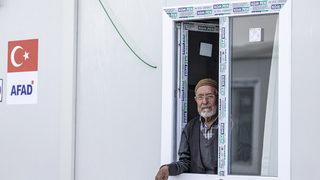 Depremzedeler bayramı geçici yerleşim yerlerinde buruk geçiriyor