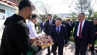 Aydın Valisi Aksoy Malatya' da depremzedelerle bayramlaştı