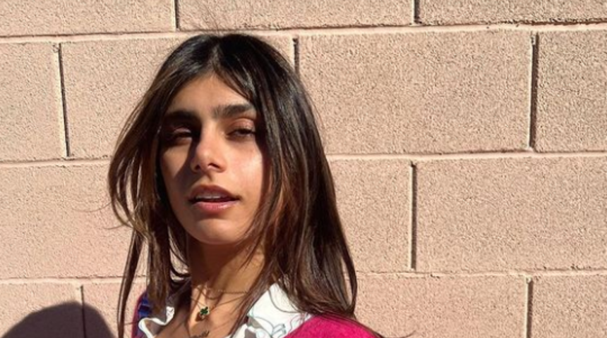 Eski yetişkin film yıldızı Mia Khalifa hayranlarının kalp atışını hızlandırdı! Mayosuyla dekolteye doyamadı