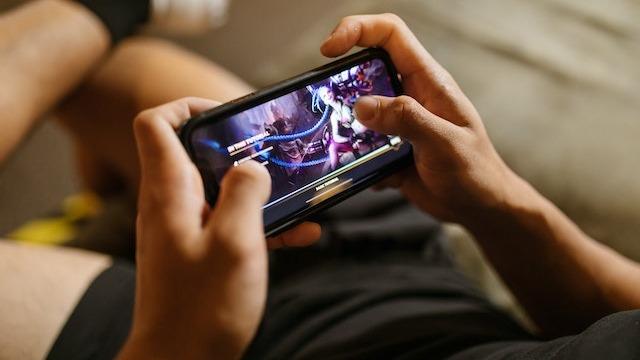 Telefonundan sık sık oyun oynayan gamerların kullanıcı deneyimini artıracak aksesuarlar