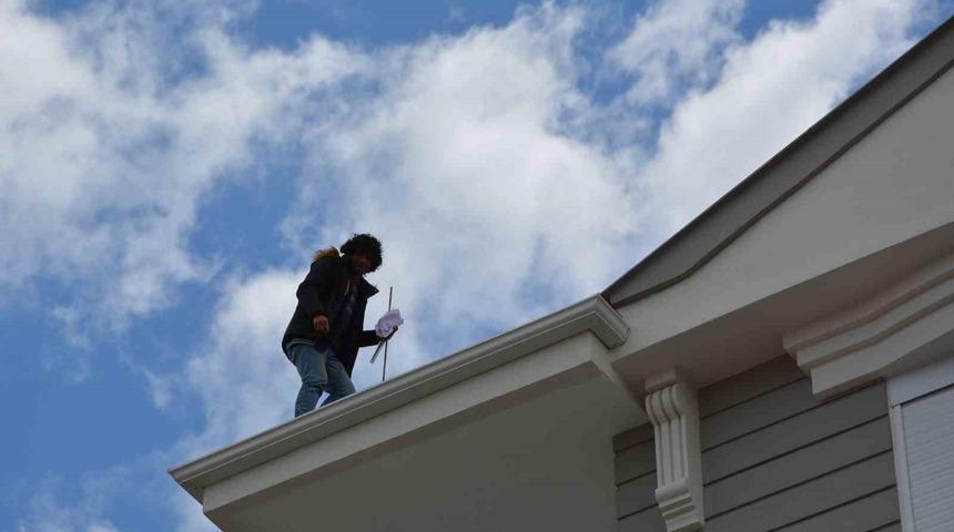 Protokol&uuml;n hastane ziyareti sırasında &ccedil;atıya &ccedil;ıkıp para istedi