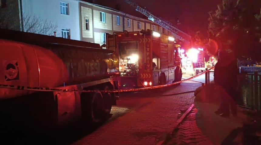 Kayseri'de çatısı yanan 4 katlı bina tedbir amaçlı boşaltıldı