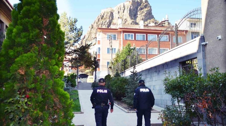 Polis bayramda da mesai mefhumu g&ouml;zetmeden &ccedil;alışıyor