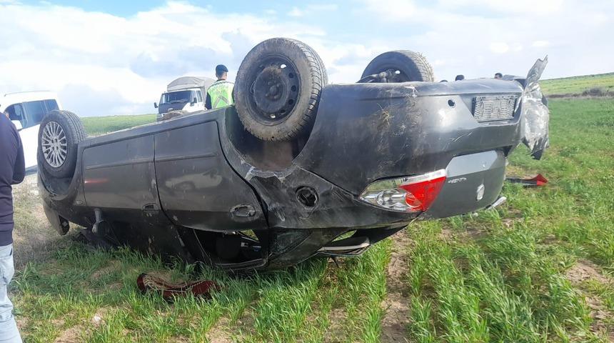 Aksaray'da ehliyetsiz sürücünün kullandığı otomobil tarlaya devrildi 5 çocuk yaralandı