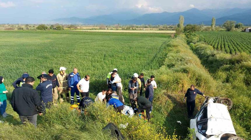 İzmir'de takla atan otomobildeki 1 kişi hayatını kaybetti