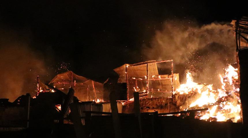 Bayburt'ta bir köyde yangın çıktı: Birçok ev ve ahır küle döndü!