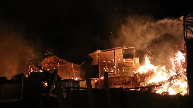 Bayburt'ta bir köyde yangın çıktı: Birçok ev ve ahır küle döndü!