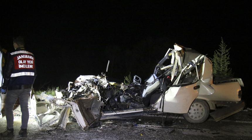 Uşak'ta otomobilin park halindeki kamyonete çarpması sonucu 2 kişi öldü