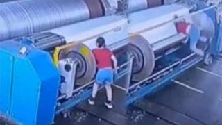 Kaza ‘geliyorum’ dedi! Kadın fabrika işçisi üretim makinesine elini sıkıştırdı... Ölümden böyle döndü