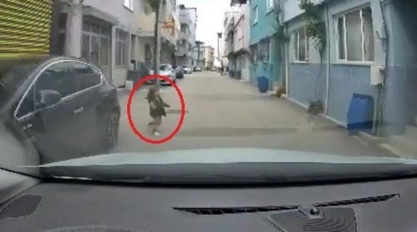 Bursa’da yola atlayan çocuk, aracın altında kalmaktan son anda kurtuldu