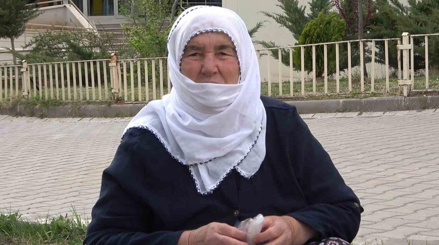 Bayramı buruk geçiren depremzede nine o günü anlattı: "Oğlum beni hükümete teslim et"