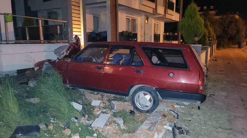 Kontrolden &ccedil;ıkan otomobil evin balkonuna &ccedil;arptı