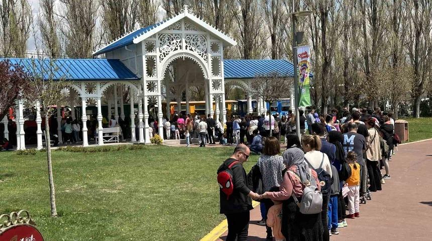Eskişehir&rsquo;deki parklarda bayram yoğunluğu
