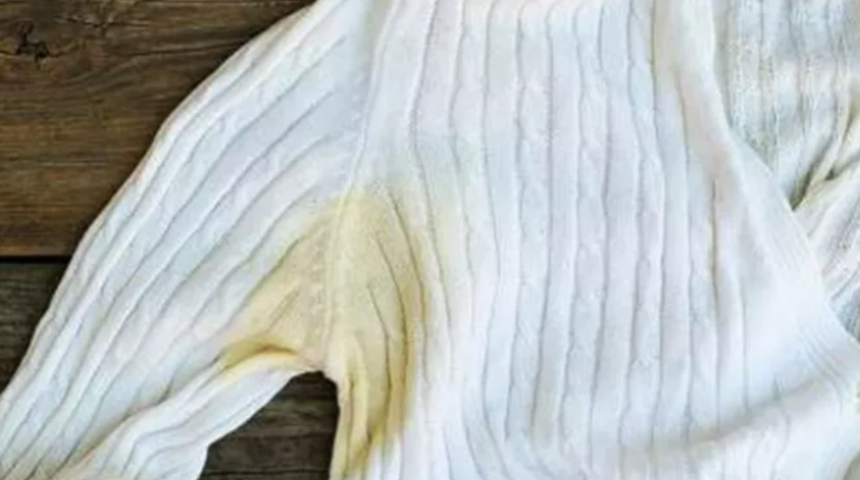 Tek kaşıkta &ccedil;amaşırları ilk g&uuml;nk&uuml; gibi bembeyaz yapıyor! Sararmış &ccedil;amaşırları beyazlatmak i&ccedil;in...