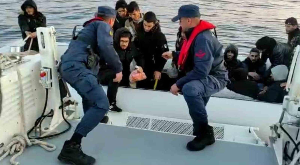 İzmir a&ccedil;ıklarında g&ouml;&ccedil;men hareketliliği, y&uuml;zlerce g&ouml;&ccedil;men karaya &ccedil;ıkartıldı