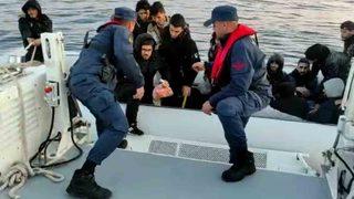 İzmir açıklarında göçmen hareketliliği, yüzlerce göçmen karaya çıkartıldı