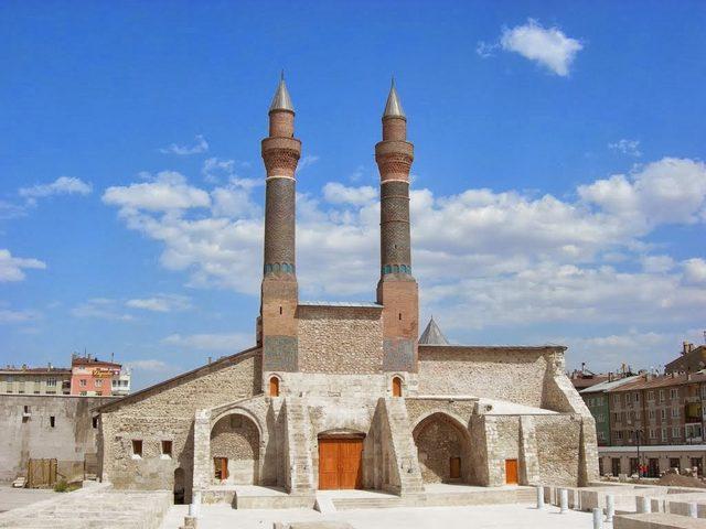 Sivas-Çifte-Minareli-Medrese