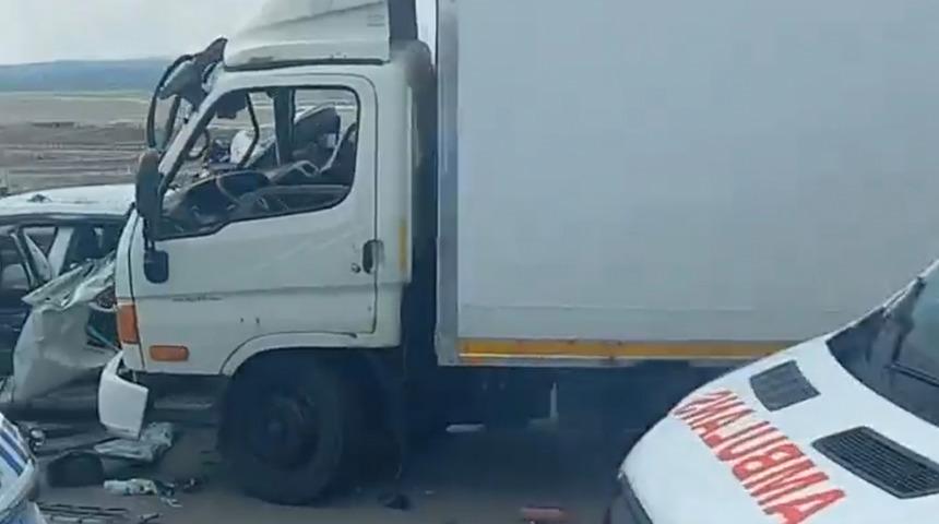 Emniyet şeridinde patlayan lastiğini değiştirmek için durmuştu! Feci kaza... Kamyonet çarptı: Ölü ve yaralılar var