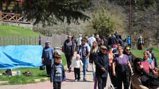 Ramazan Bayramı’nın ikinci gününde tatilciler Gölcük Tabiat Parkı’na akın etti! Adım atacak yer kalmadı