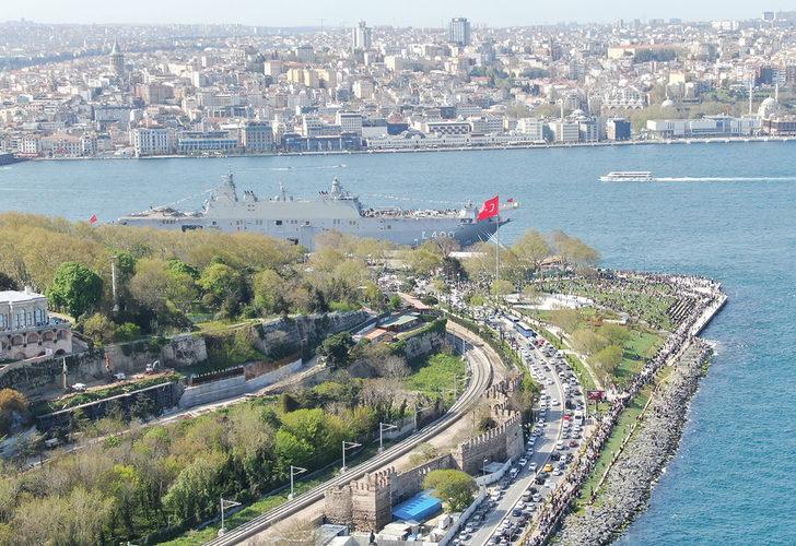 Sarayburnu Limanı'nda demirleyen TCG Anadolu gemisinde bayram heyecanı! Ziyaretçi sayısı 60 bini aştı