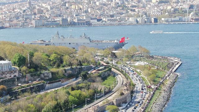 Sarayburnu Limanı'nda demirleyen TCG Anadolu gemisinde bayram heyecanı! Ziyaretçi sayısı 60 bini aştı