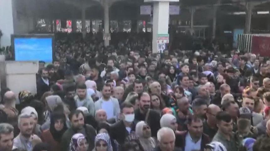 Eminönü'nde insan seli! Yoğunluktan tramvay seferleri durdu