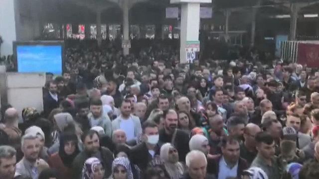 Eminönü'nde insan seli! Yoğunluktan tramvay seferleri durdu