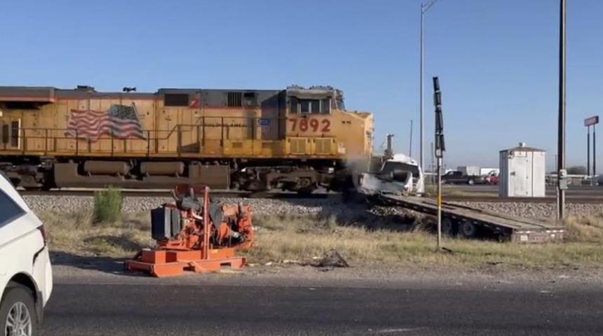 ABD'nin Texas eyaletinde yük treni raylardaki aracı biçti